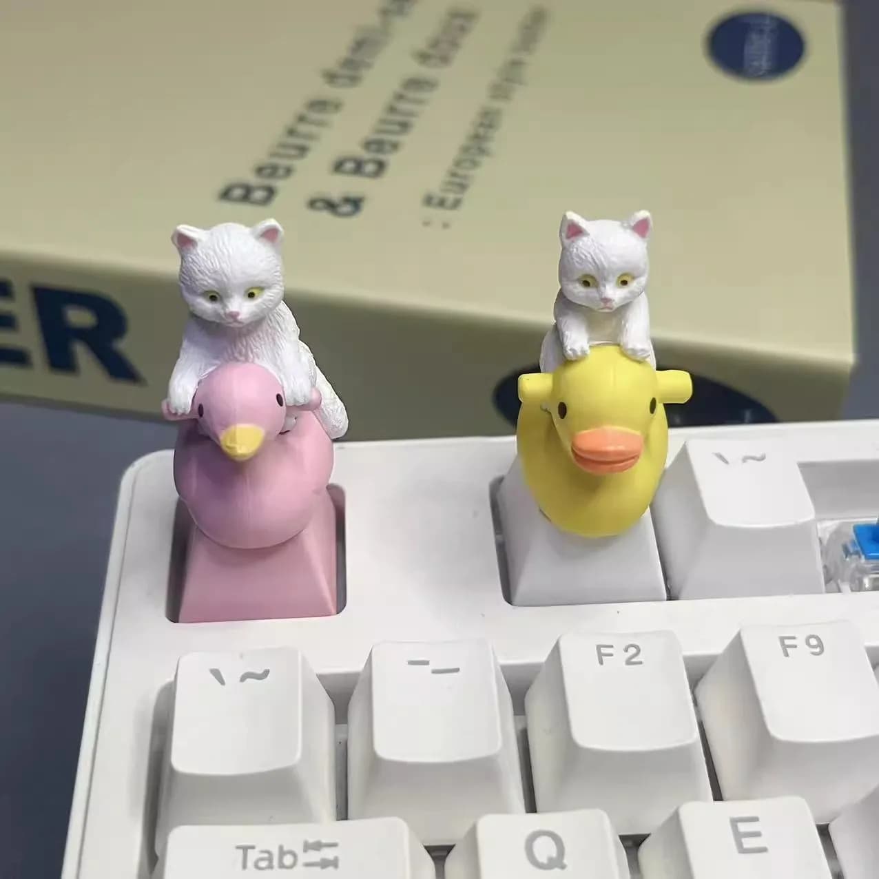 Copritasti gatto anatra rosa personalizzati in resina personalizzati copritasti cartoni animati Kawaii fatti a mano fai-da-te per ornamenti di gioco per tastiera meccanica