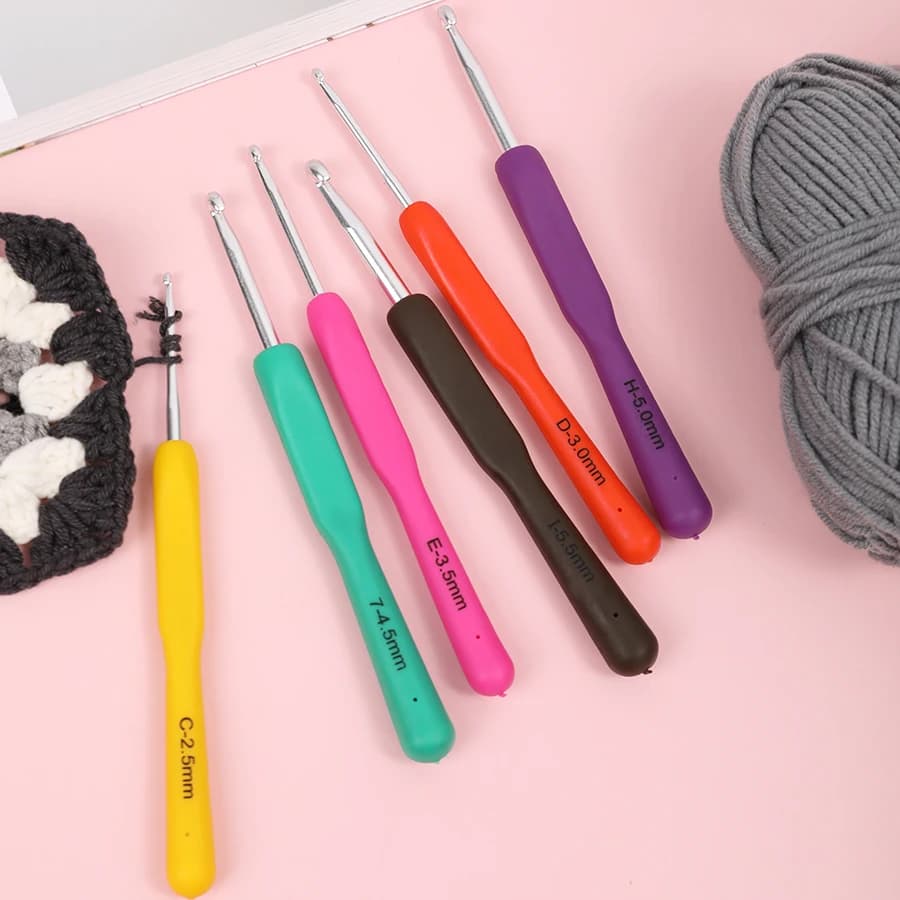 9pcs Soft Handle Crochet Hooks Set Ergonomic Hand Woven Rainbow Aluminum Crochet Set 2.0-6.0mm Knitting Needle DIY Tool Set