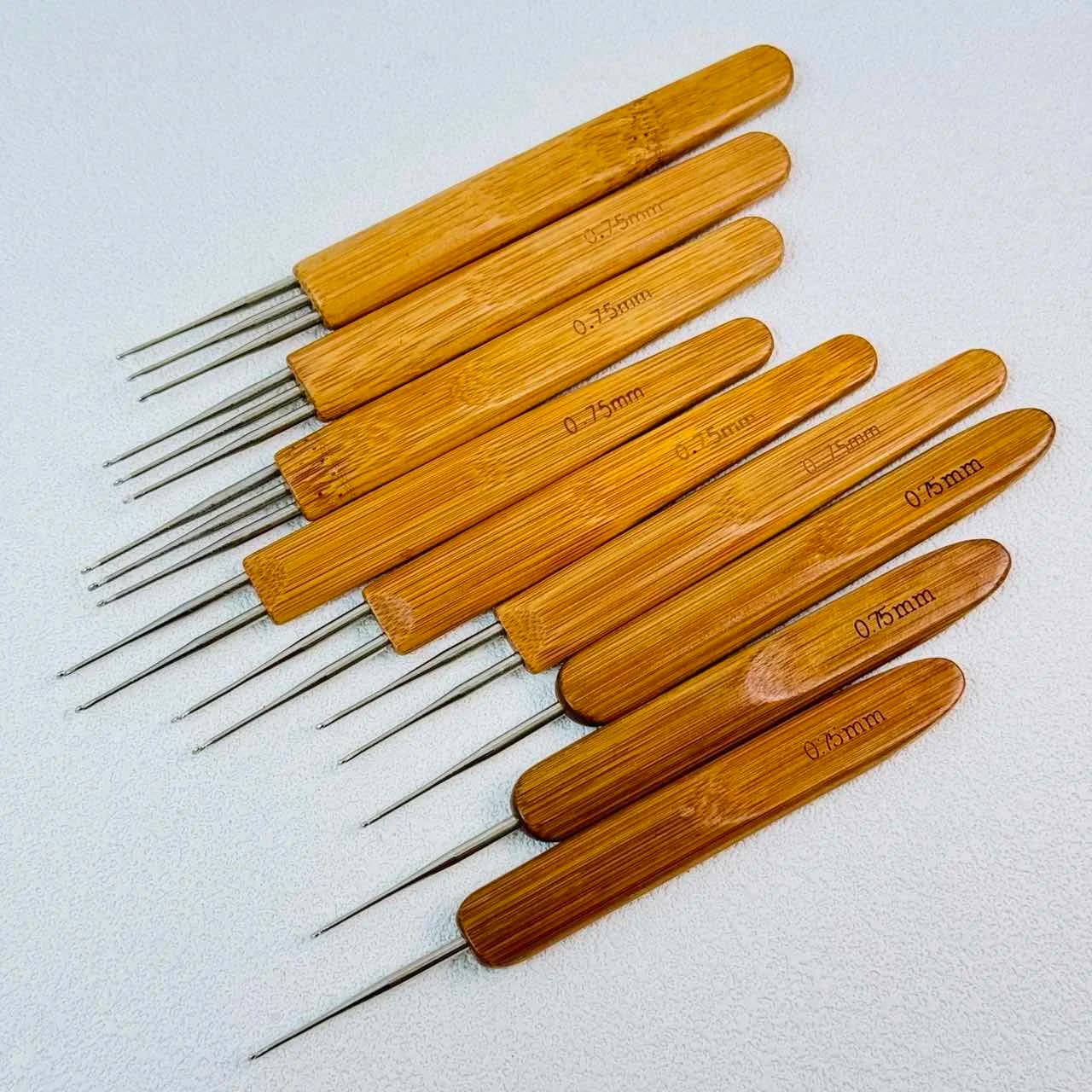 0.75mm Braid hooks for weaving techniques, wooden handles, crochet hooks, hair braiding tools