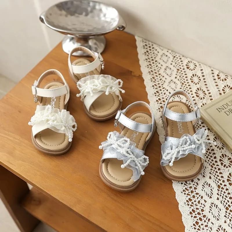 Sandali per bambine 2026, nuovo stile estivo, con fiocco di perle, sandali da principessa con suola morbida e versatile.