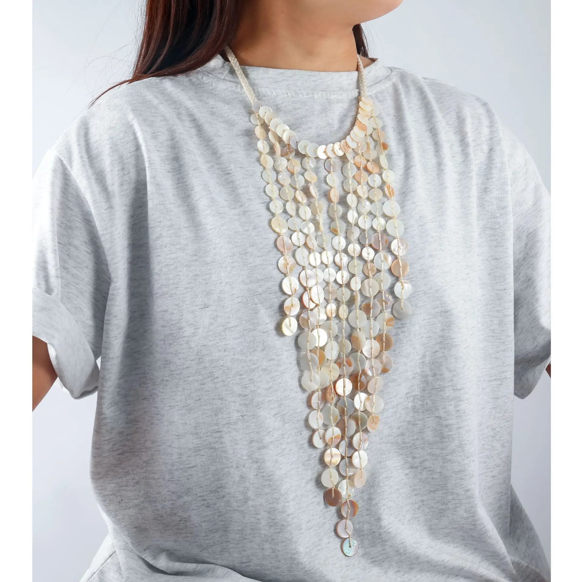 Collana multistrato stile vacanza al mare Nappe di conchiglia intrecciate a mano Semplice e alla moda per le donne Accessorio regalo per feste