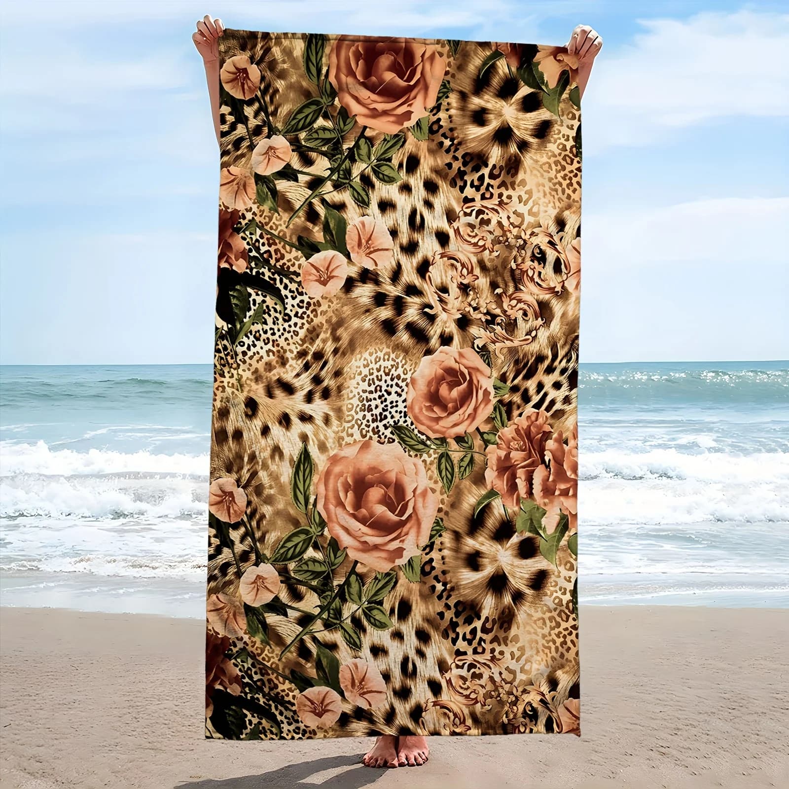 Un telo mare in microfibra con stampa leopardata, altamente assorbente e perfetto per viaggi, nuoto, immersioni, surf, yoga