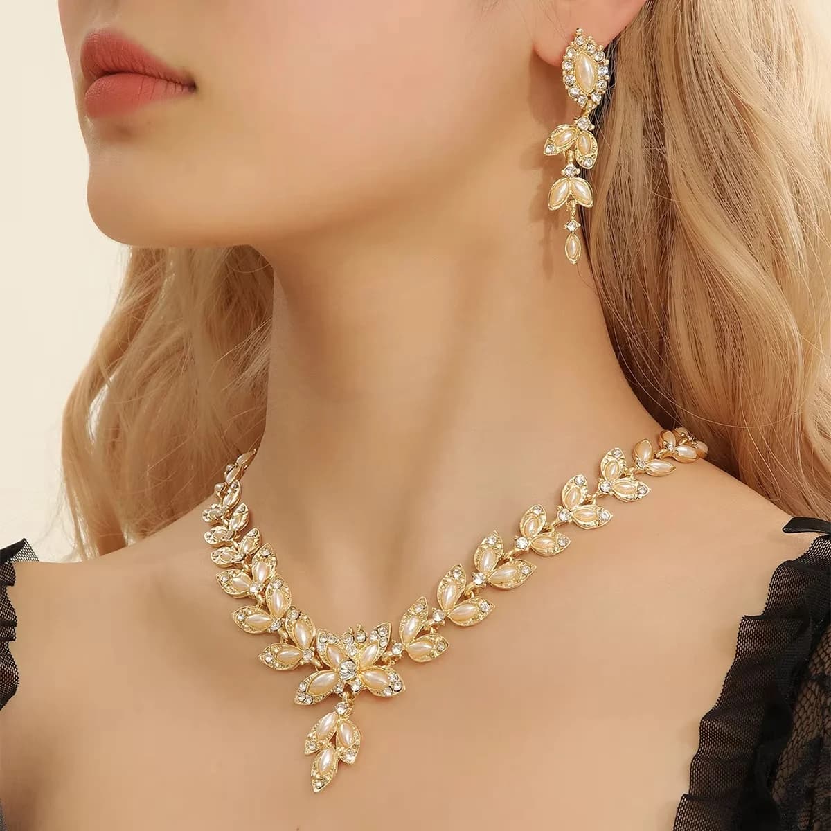Set di collane con orecchini e nappe con ciondolo a forma di goccia d'acqua a foglia semplice, regalo di coppia di nozze di lusso leggero per donna