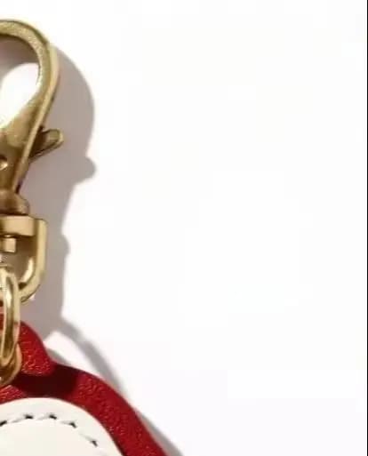Snoopys Cute Cartoon Character Shape Genuine Leather Keychain, Creative Key Ring with Lovely Bag Pendant Ornament Gift