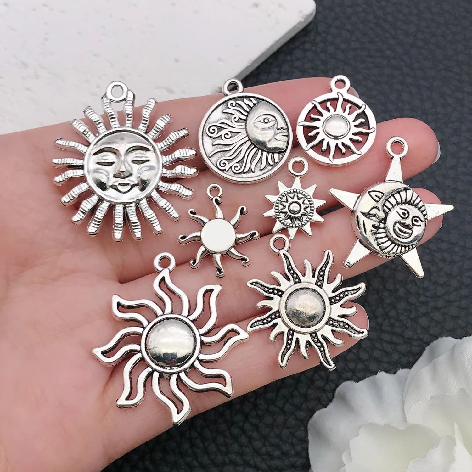 Set serie celeste in argento antico da 16/20 pezzi (sole/stella/luna) - Perfetto per realizzare accessori per collane, bracciali e orecchini.