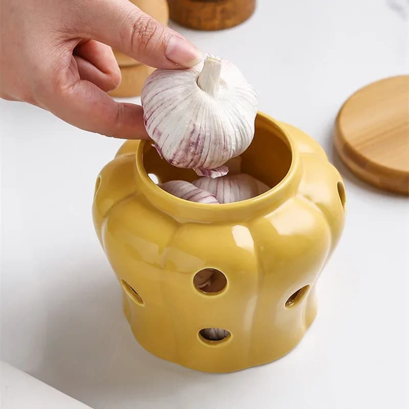 Barattolo di stoccaggio dell'aglio in ceramica traforata cava con coperchio a forma di zucca Testa dell'aglio Barattoli di stoccaggio del peperoncino e zenzero Paralume a candela