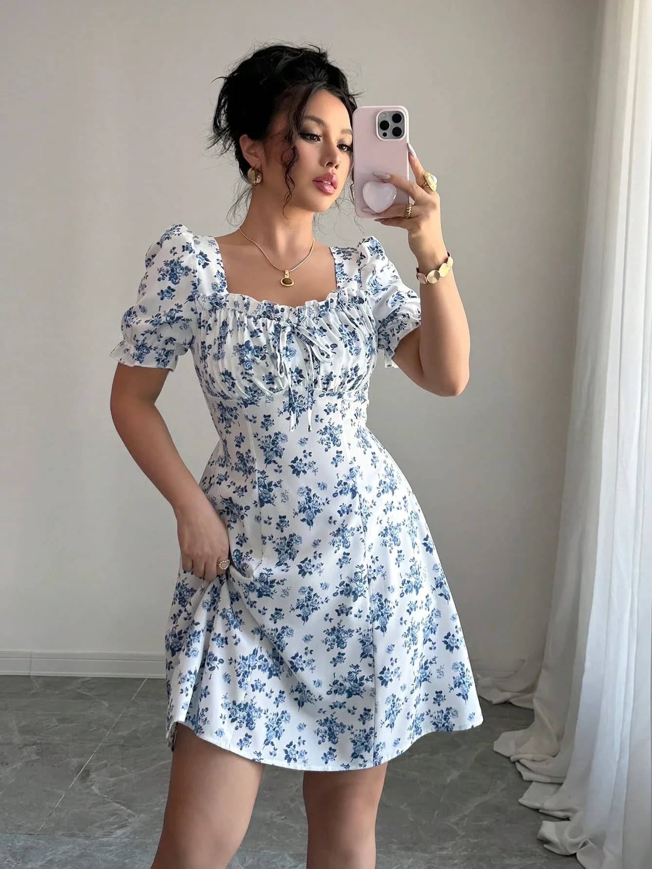 Mini abito da donna con stampa floreale, collo quadrato, maniche a sbuffo, vita arricciata