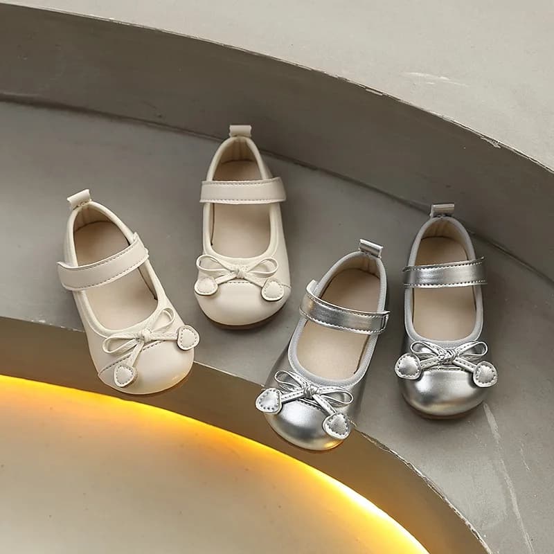 Ragazze del bambino Mary Jane Scarpe basse in pelle Bowknot Decorazione del cuore Cinturino in velcro Stile principessa Calzature casual per feste per bambini 21-30
