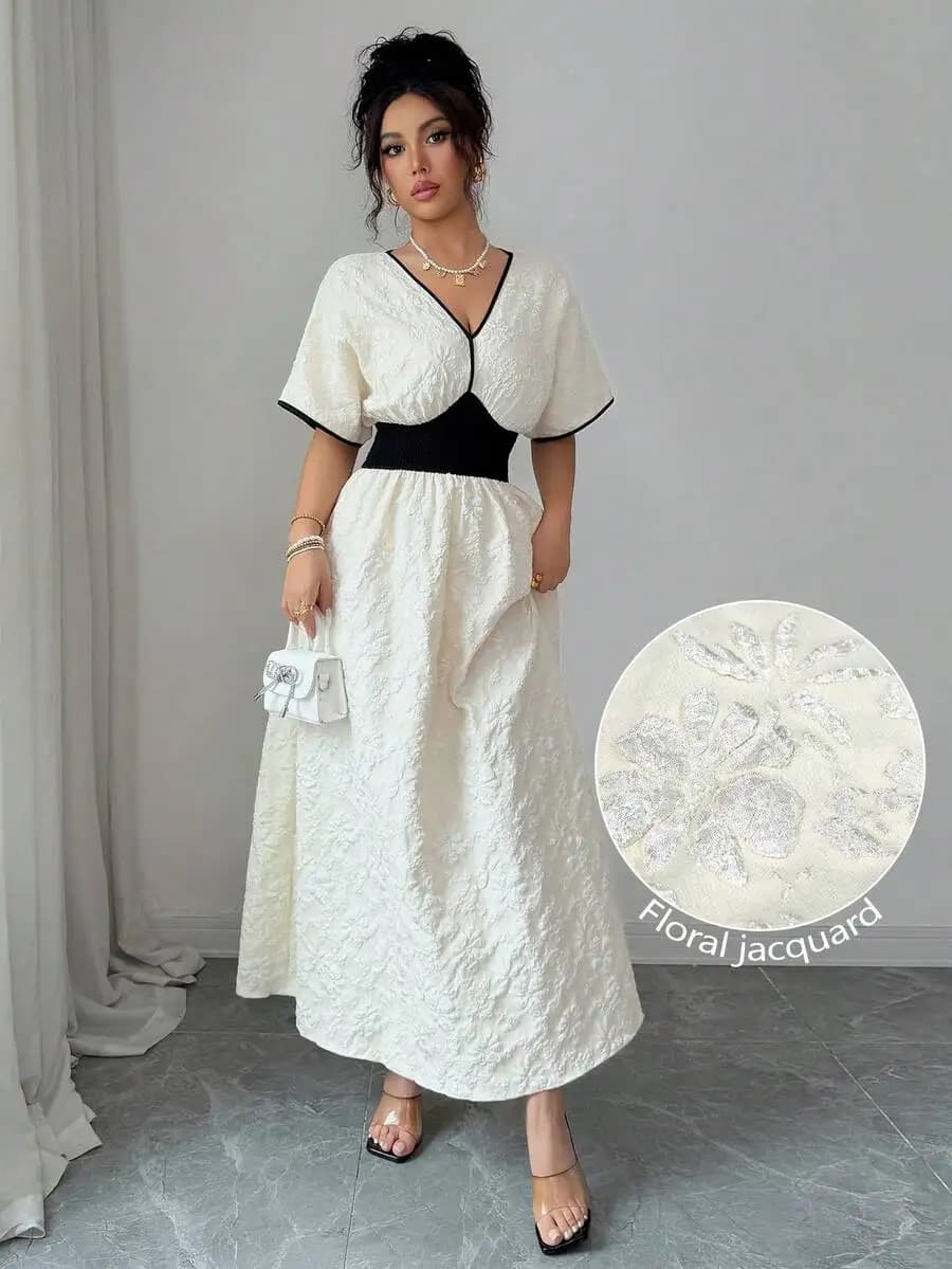 Elegante Abito Midi Svasato con Vita a Contrasto Bianco e Nero in Jacquard Floreale per l'Estate