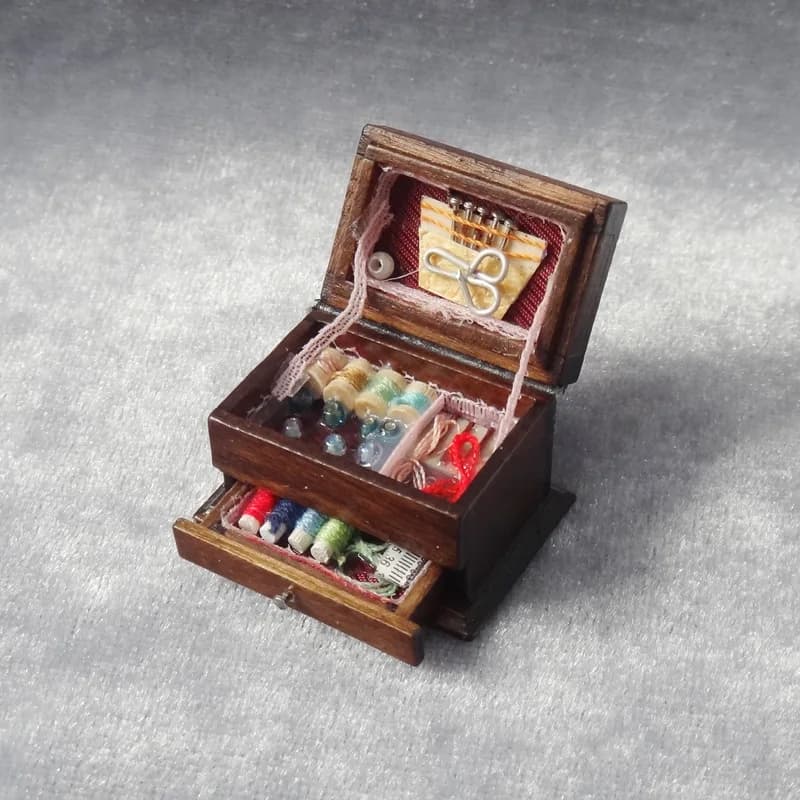 1:12 Accessori per la casa delle bambole squisiti Mini accessori per mobili Scena della macchina da cucire Kit da cucito vecchio stile Giocattoli per la casa delle bambole
