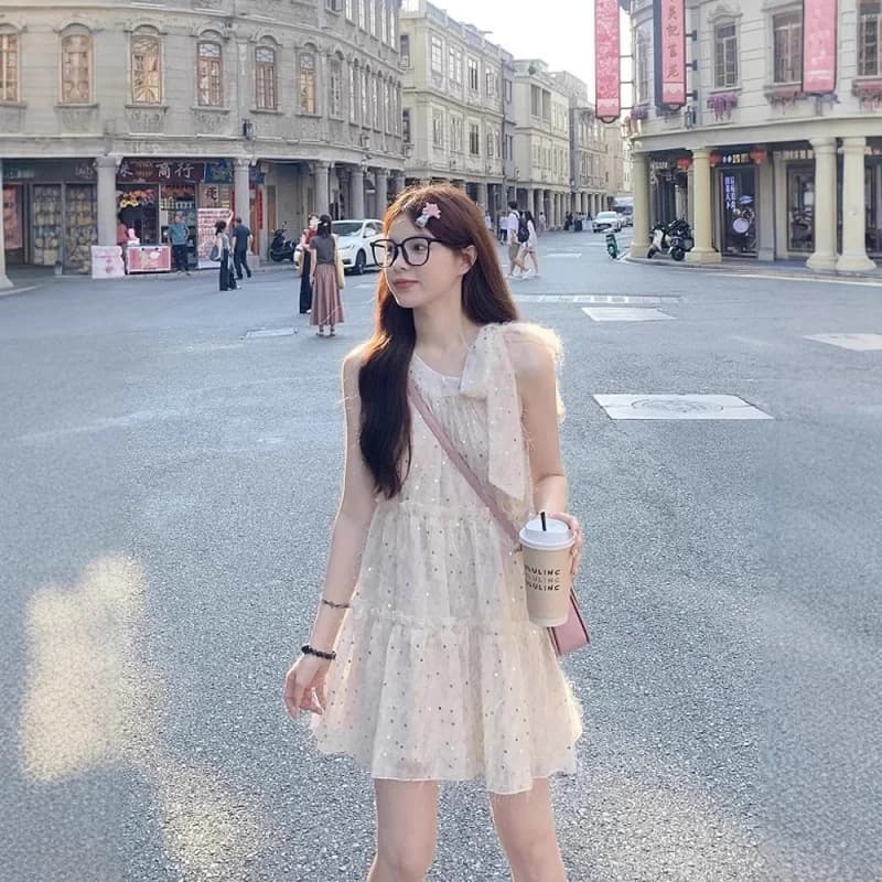 Abito da donna senza maniche con scollo all'americana, puramente raffinato ed elegante, super fatato, unico e bellissimo, con fiocco di paillettes.