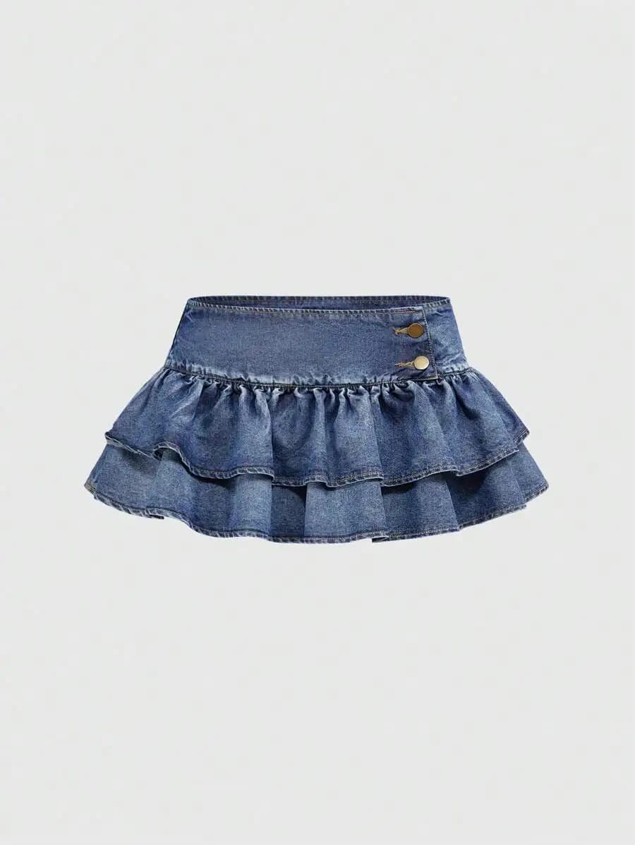 Minigonna in denim blu a vita bassa con doppio volant e dettaglio bottoni