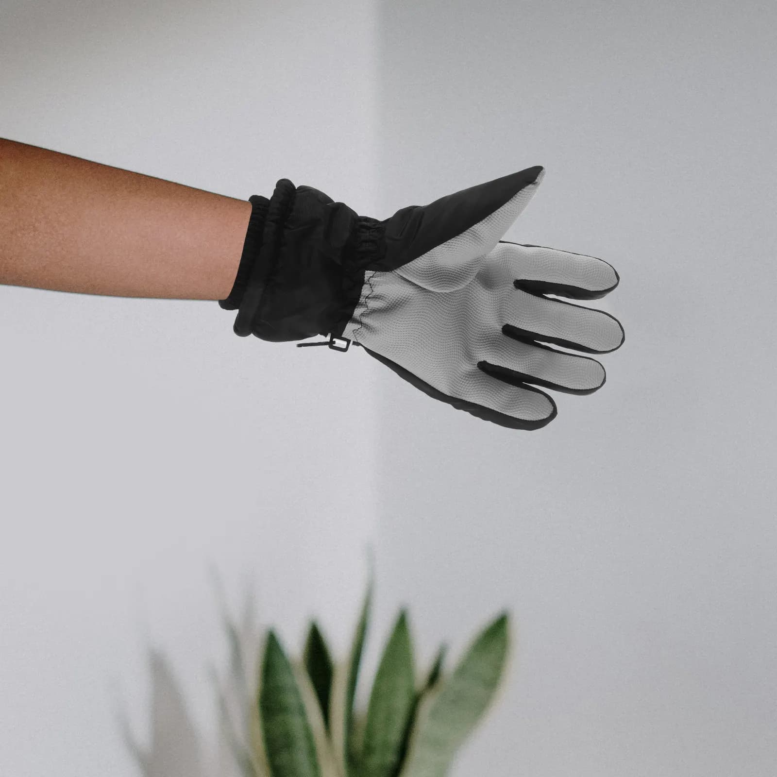 1 pair of warm winter gloves, windproof, waterproof, with fleece lining, anti-slip grip for skiing, snowboarding, cycling, outdoor sports in cold climates