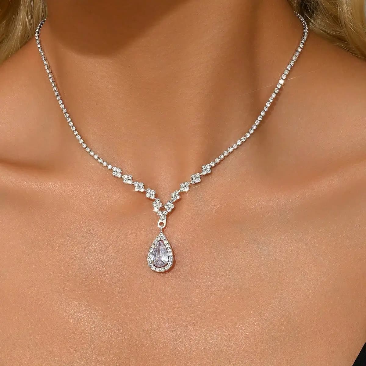 Collana con ciondolo semplice ed elegante da 1 pezzo per donna, gioielli con catena eleganti perfetti per abiti da sera, matrimoni e festival