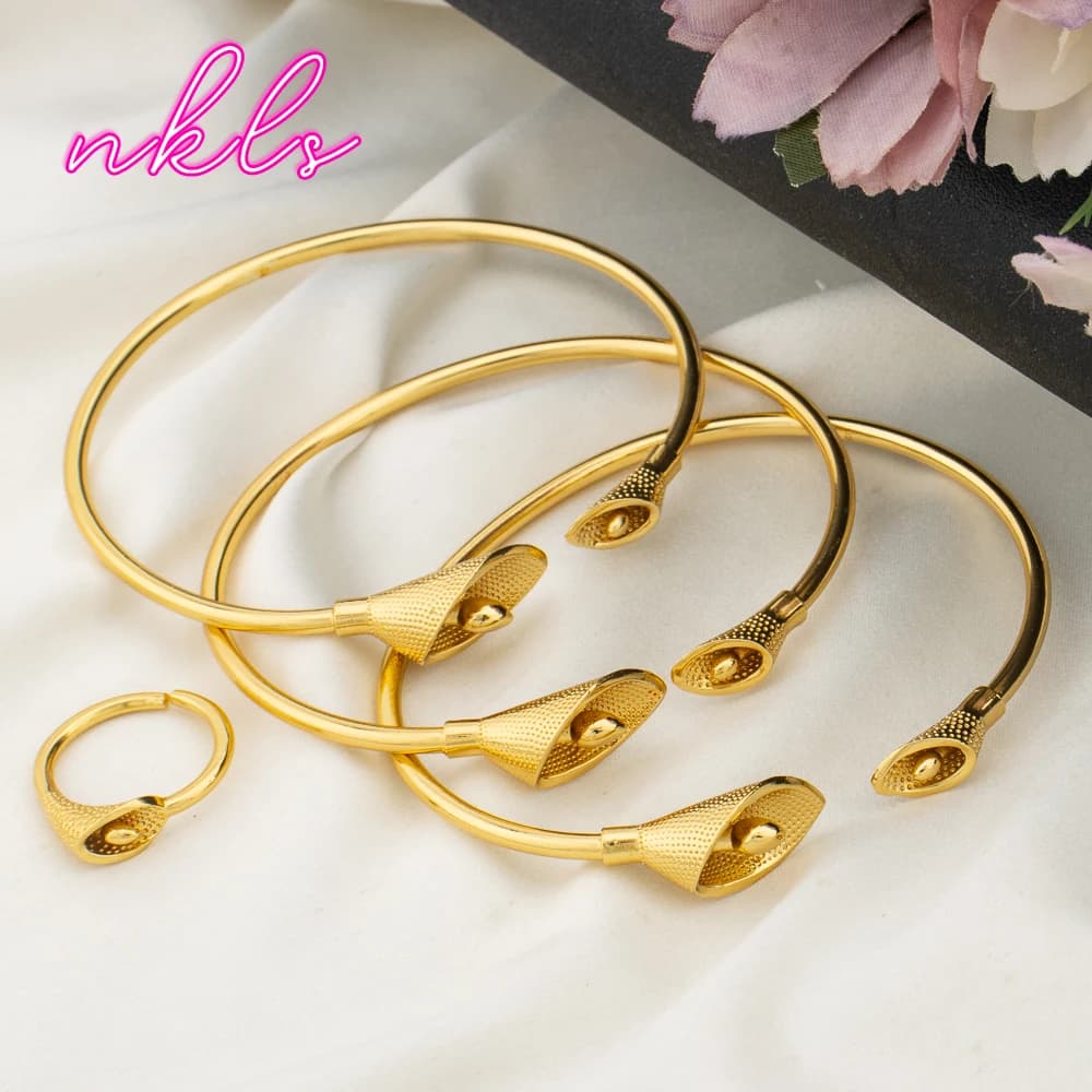 Bracciale rigido alla moda in acciaio inossidabile con set di anelli per bracciale da donna, design leggero, braccialetto in metallo color oro di lusso