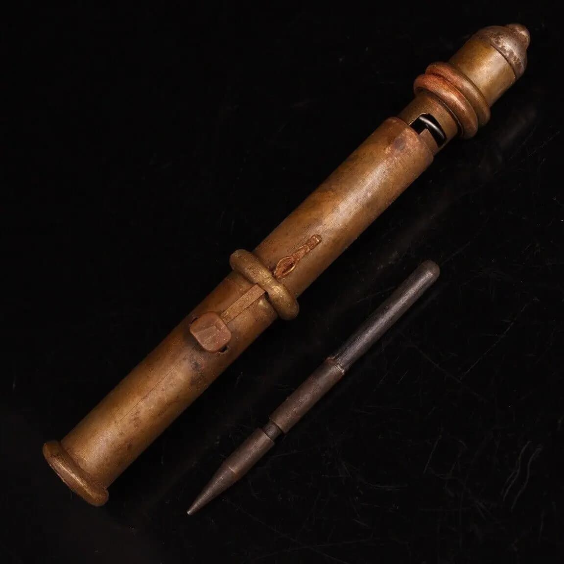 Spada dell'arma nascosta dell'arma del drago fatta a mano in bronzo antico della dinastia Qing cinese