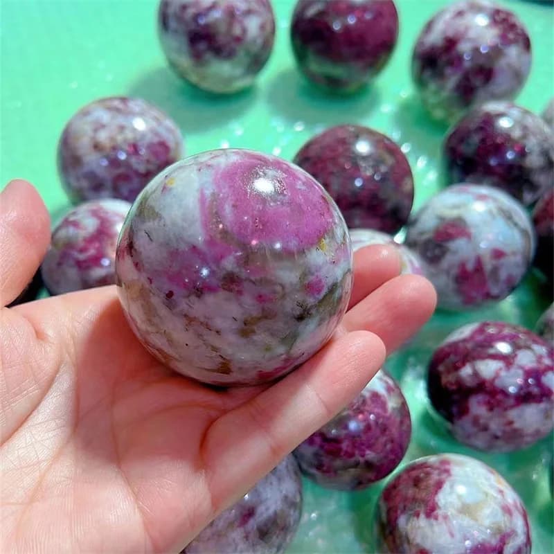 Sfera di cristallo rosa con pietre preziose naturali, fiore di rosa, sfera di quarzo tormalina per la decorazione