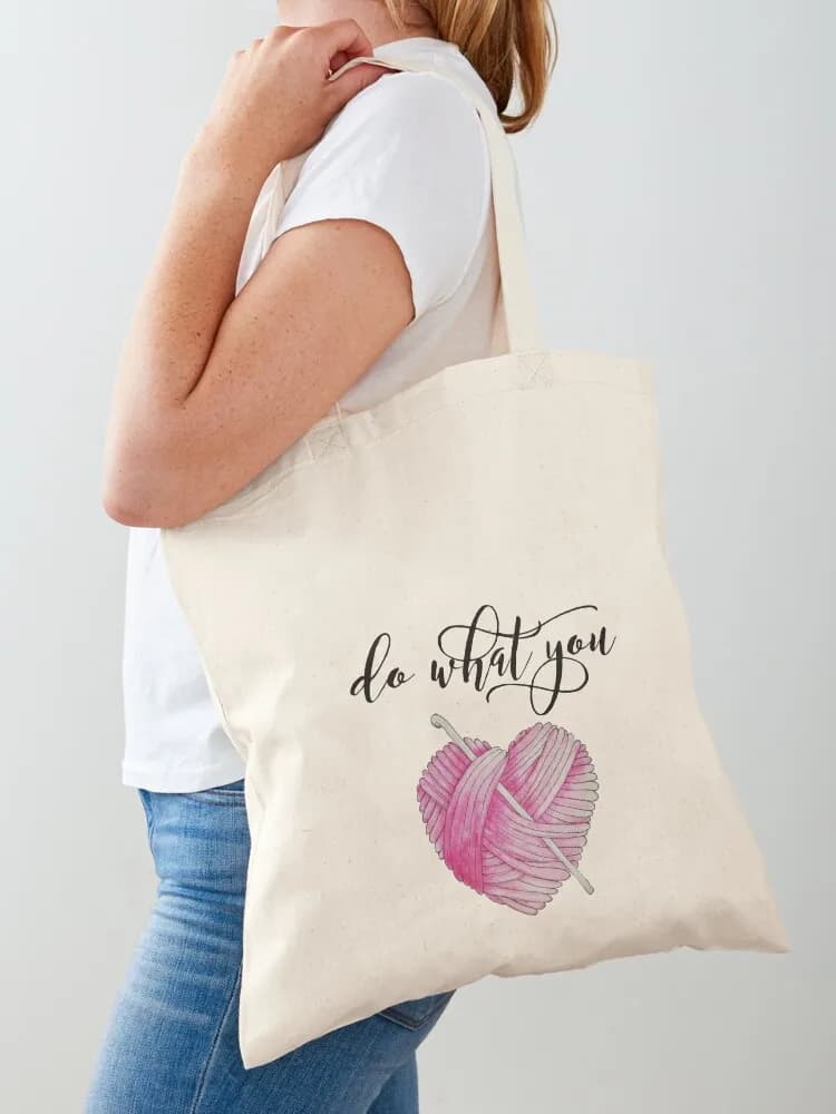 Borsa tote da donna colorata dipinta a mano con acquerelli, con gancio per uncinetto e pallina di filato rosa, per lo shopping