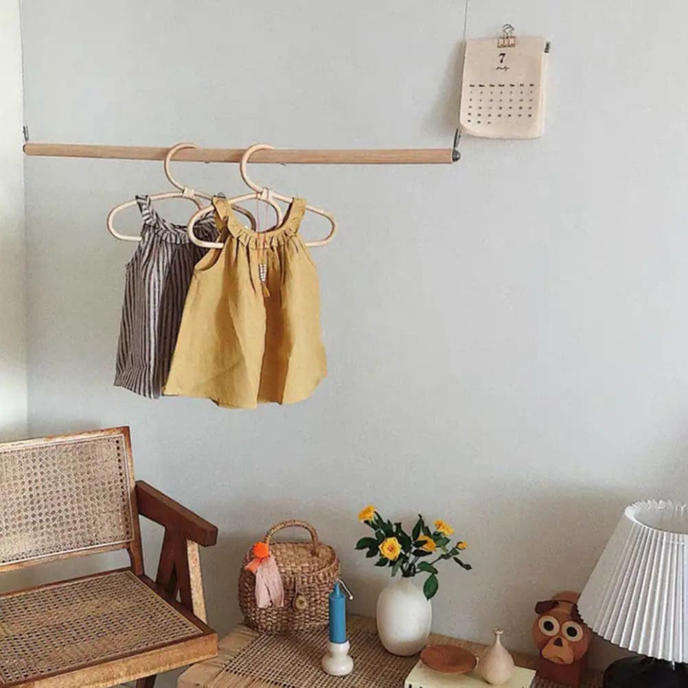 Appendiabiti in rattan effetto legno dal design elegante per organizzazione e decorazione della stanza, ideale per riporre, asciugare ed esporre i vestiti.
