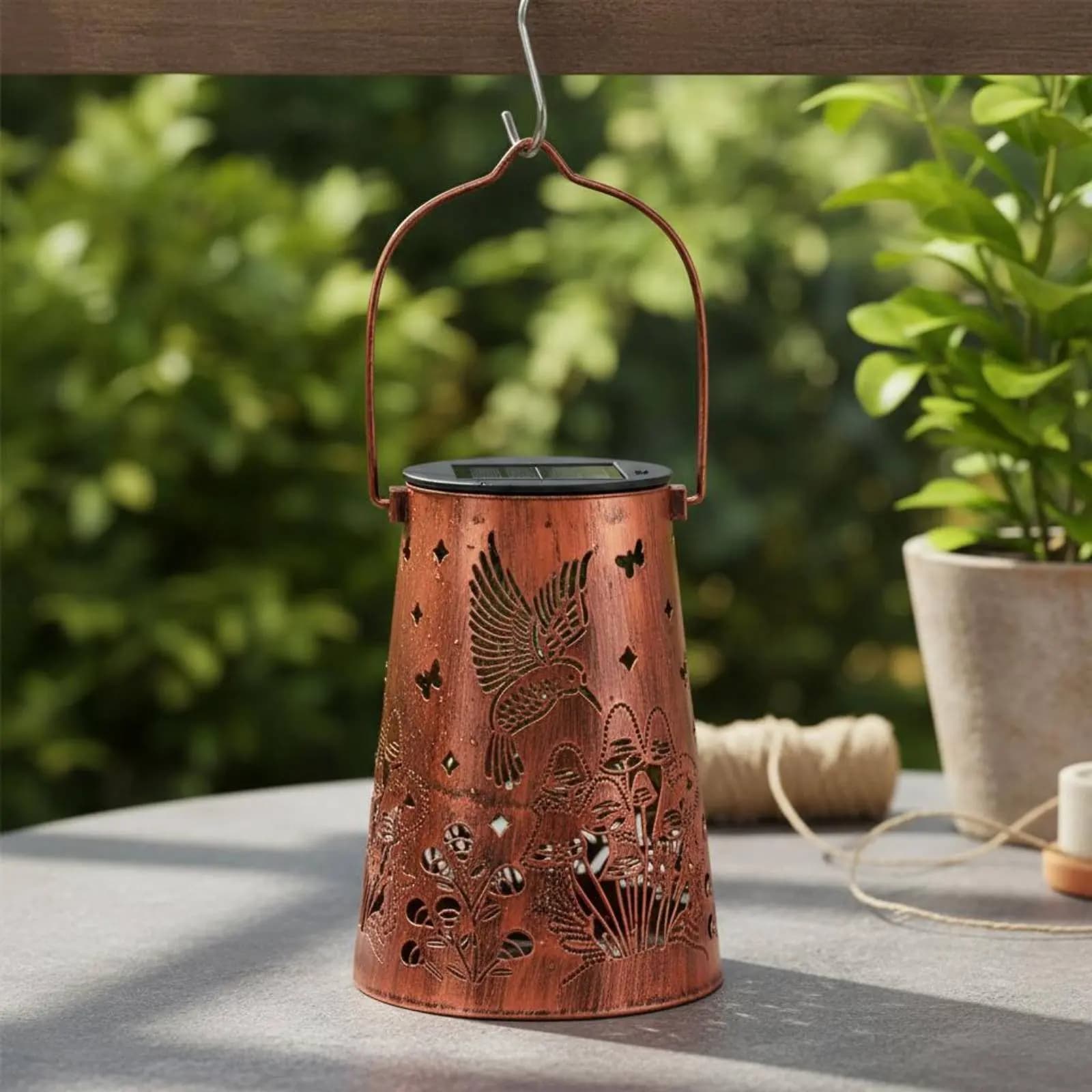 Lanterna da Giardino con Motivo Floreale, Illuminazione Automatica On/Off, Lampada Sospesa in Ferro Battuto con Proiezione di Fata