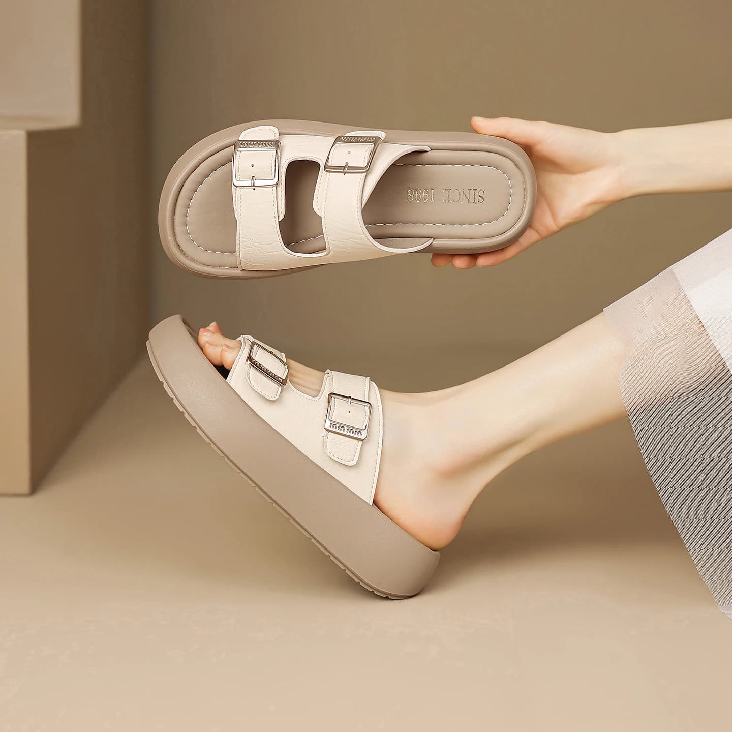 Sandali da donna con fondo spesso e cinturino singolo, nuovo stile estivo, scarpe da spiaggia alla moda per l'outdoor, ciabatte casual antiscivolo con suola morbida e versatili