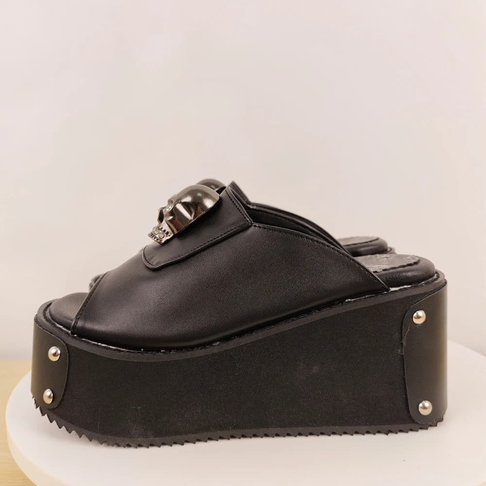 Pantofole decorate con teschio con plateau nero Sandali con rivetti aperti con punta tonda Scarpe slip-on da donna di grandi dimensioni Sandalias Mujer Verano