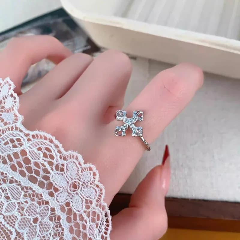 Anello con Fiore Incrociato in Zircone di Lusso, Design Semplice ed Elegante, Anello per Dito Indice, Gioiello Versatile e di Classe