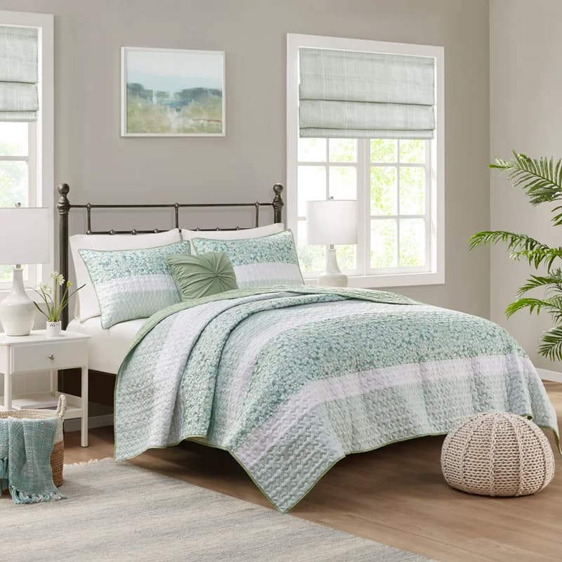 Full/Queen 4 Piece Seersucker Quilt Set with Throw Pillow
