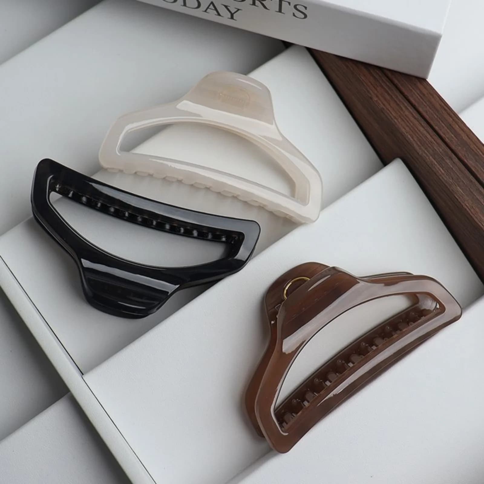 1 medium piece, shark clip, hair clip, female, back of the head, hair clip, french plate, hair accessory, premium