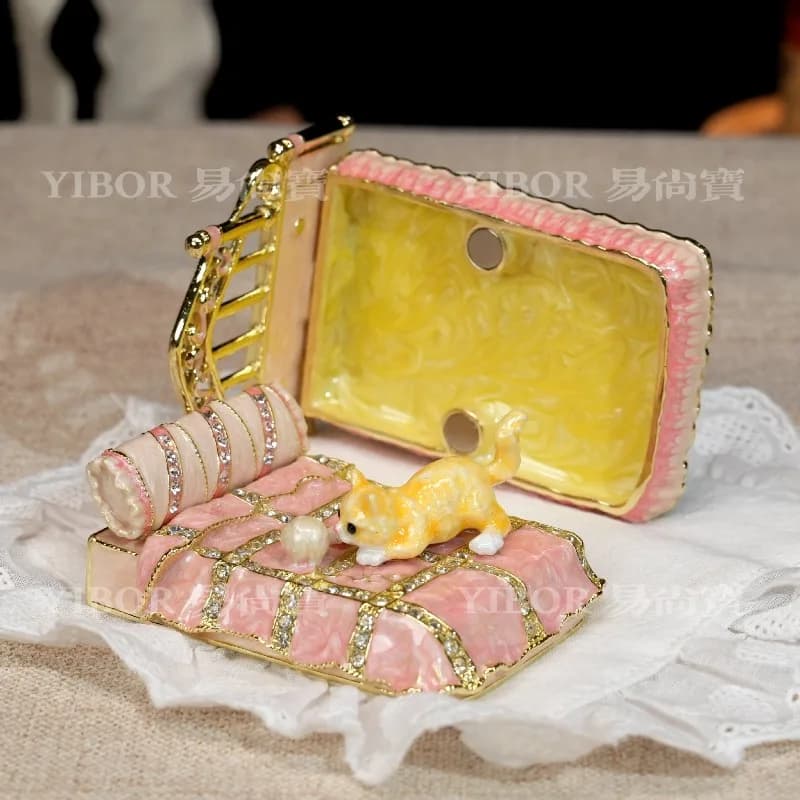 Metal enamel jewelry box Magnetic suction can be opened and closed with diamonds, hand-painted cute cat bed desktop ornament