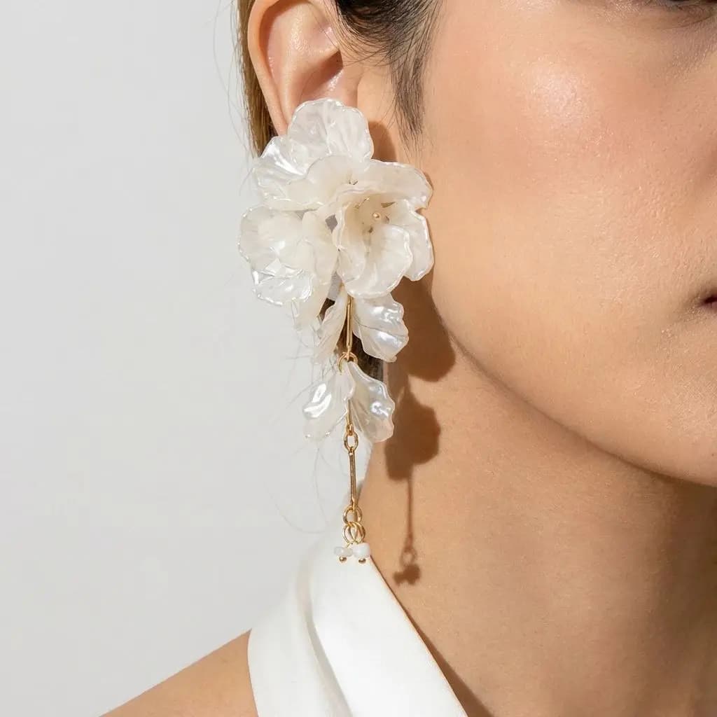 Eleganti Orecchini Pendenti a Fiore con Petali Bianchi e Nappine per Donne, Orecchini Esagerati in Acrilico a Forma di Conchiglia, Gioielli per Matrimoni e Feste