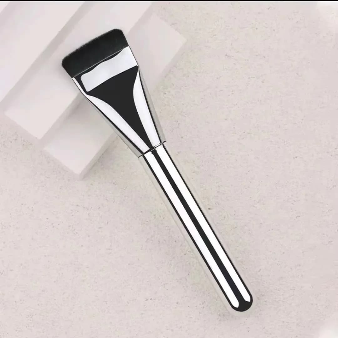Oval bottom brush in ultrafine nylon bristles and multipurpose hypoallergenic 1/2-pieces - Perfect for face contour