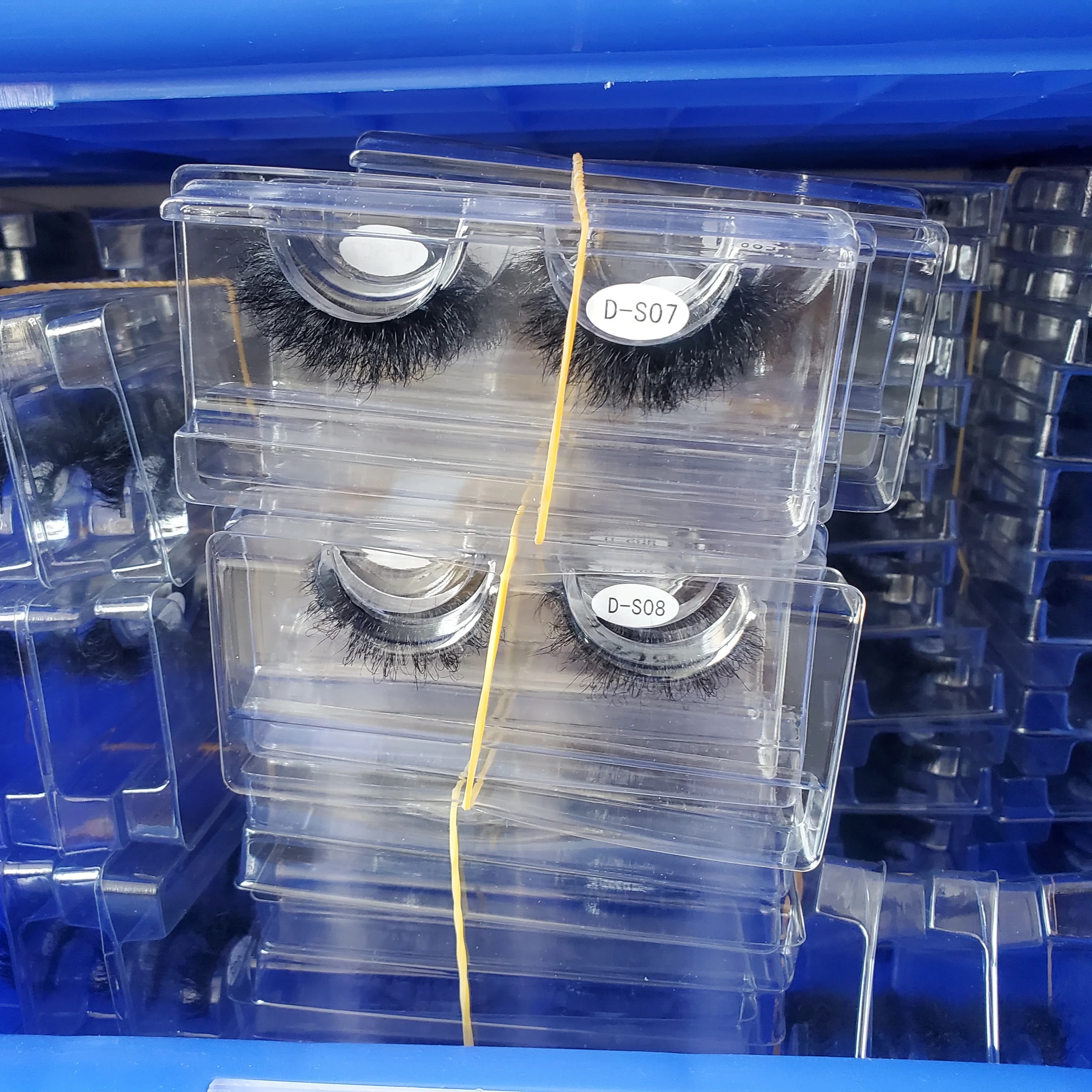 50 pairs of eyelashes and box with logo via standard Yunexpress shipping
