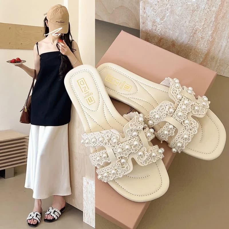 Summer 2026 Women's Fashionable Versatile Flat Bottom Pearl Slippers Lightweight Convenient Casual Style Rubber Outsole Sandals