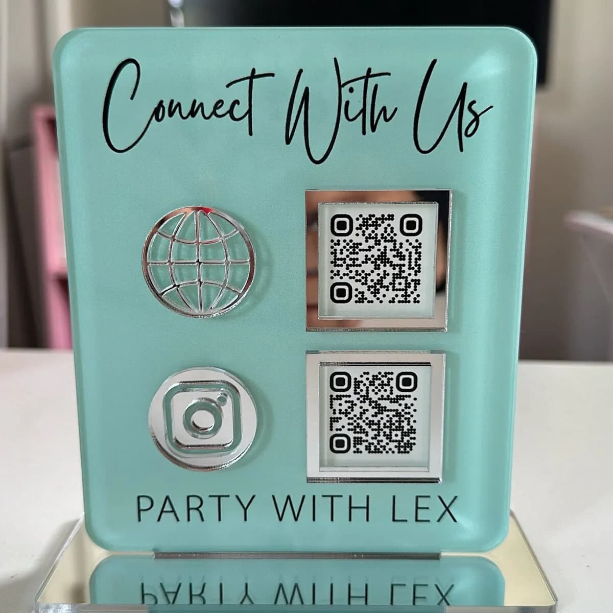 Espositore da tavolo personalizzato in acrilico con codice QR stampato, insegna personalizzata adatta per negozi al dettaglio o per aumentare il numero di follower sui social media