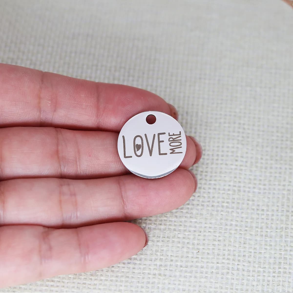 3 pz/lotto Love More Disco inciso al laser Messaggio Fascino in acciaio inossidabile Ciondolo con superficie a specchio lucida Regalo di coppia