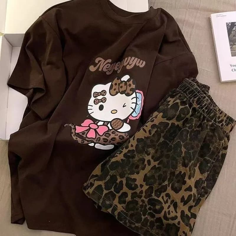 Nuovo set di t-shirt a maniche corte stampata Hello Kitty T-shirt in puro cotone stampato anime carino Pantaloncini con stampa leopardata Abbigliamento da donna