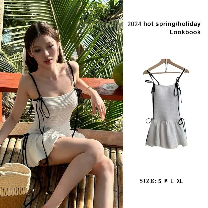 Le bretelle bianche Pure Desire raccolgono slip con gonne, costume intero conservatore attillato e sottile, resistente