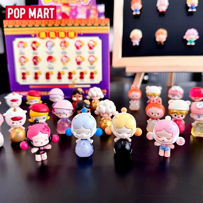 POPMART POPBEAN Meets Koi Series Mini Bambola Portachiavi, Simpatica Bambola Decorativa, Ornamento per Auto, Trendy Blind Box, Ciondolo da Collezione