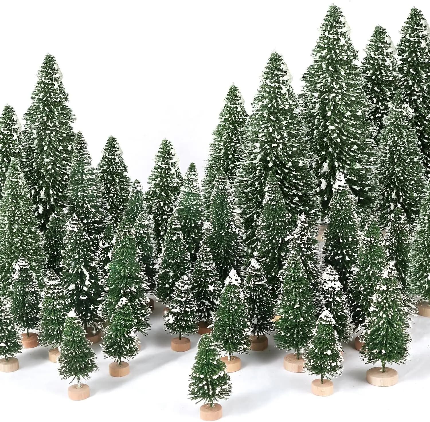 Un set di mini alberi di Natale di cinque dimensioni, alberi artificiali con spazzole per bottiglie con base in legno per l'abbigliamento artigianale da tavolo per la casa di Natale