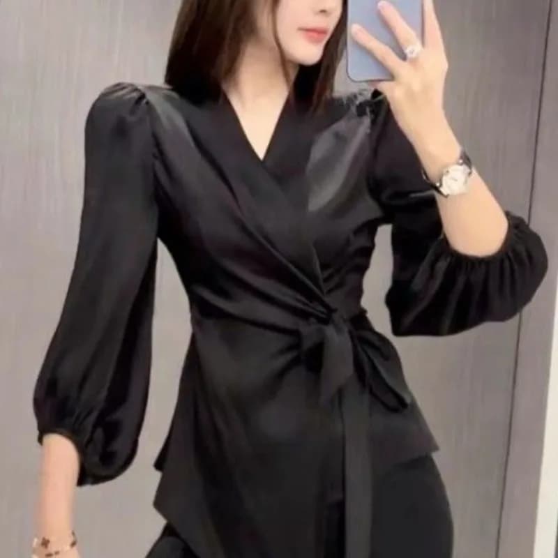 Francese leggero stile maturo inizio autunno raso da donna 2025 pullover estivo con scollo a V fasciatura colore vita top a maniche lunghe ZT139