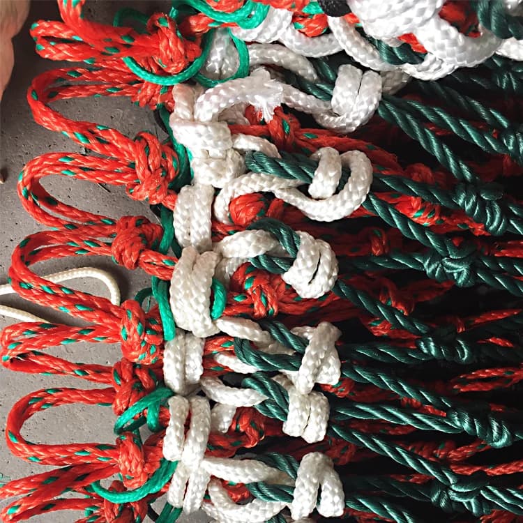 Reti da traino per la pesca di piccoli pesci di fiume e del mare vicino e la cattura della barca