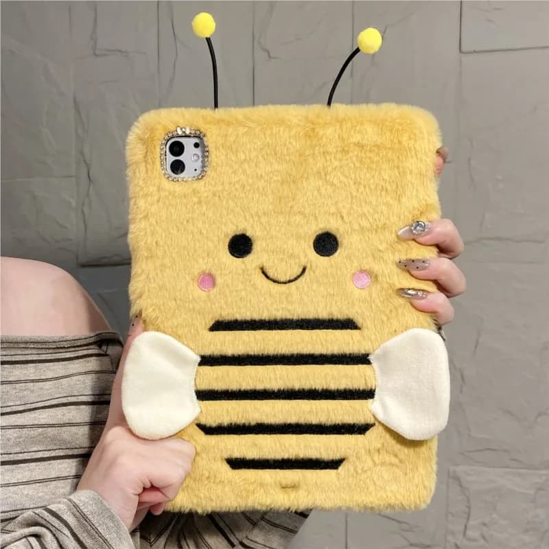 Custodia per Tablet a Forma di Ape 3D in Peluche con Porta Matite per iPad Pro 11/12.9/13 pollici 2018-2025, Air8 11/13 pollici M3 A16 (2025) A19 2026