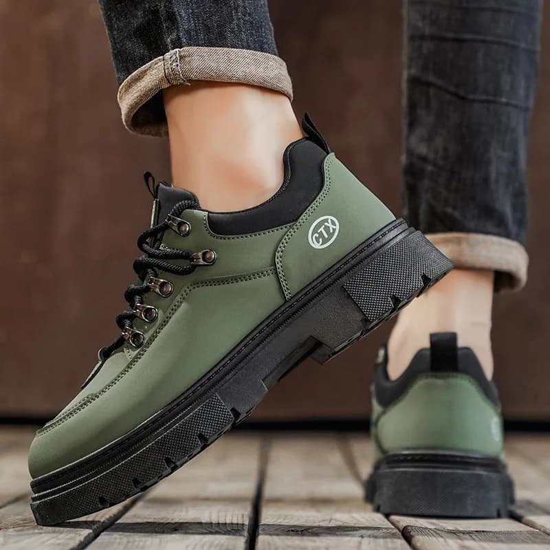 Scarpe da uomo 2026 stile britannico casual nere da lavoro, stivali da moto con rialzo, comode in pelle