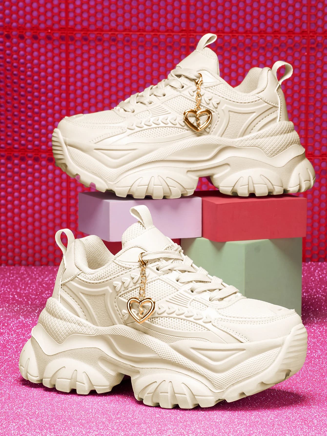 Scarpe da ginnastica casual da donna per aumentare l'altezza da 7 cm, scarpe da ginnastica in metallo con decorazione a forma di cuore in oro, scarpe da ginnastica da donna con suola spessa in Eva, scarpe da corsa leggere e morbide