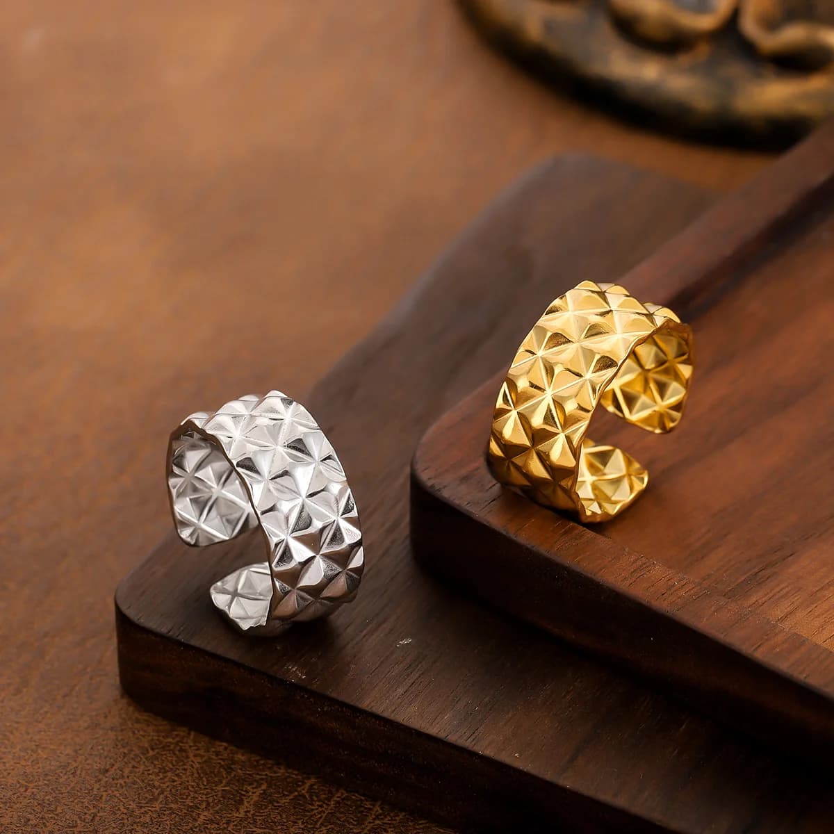 Anello in acciaio inossidabile placcato oro irregolare di lusso leggero, metallo pesante impermeabile e che non sbiadisce, con anello per dito regolabile