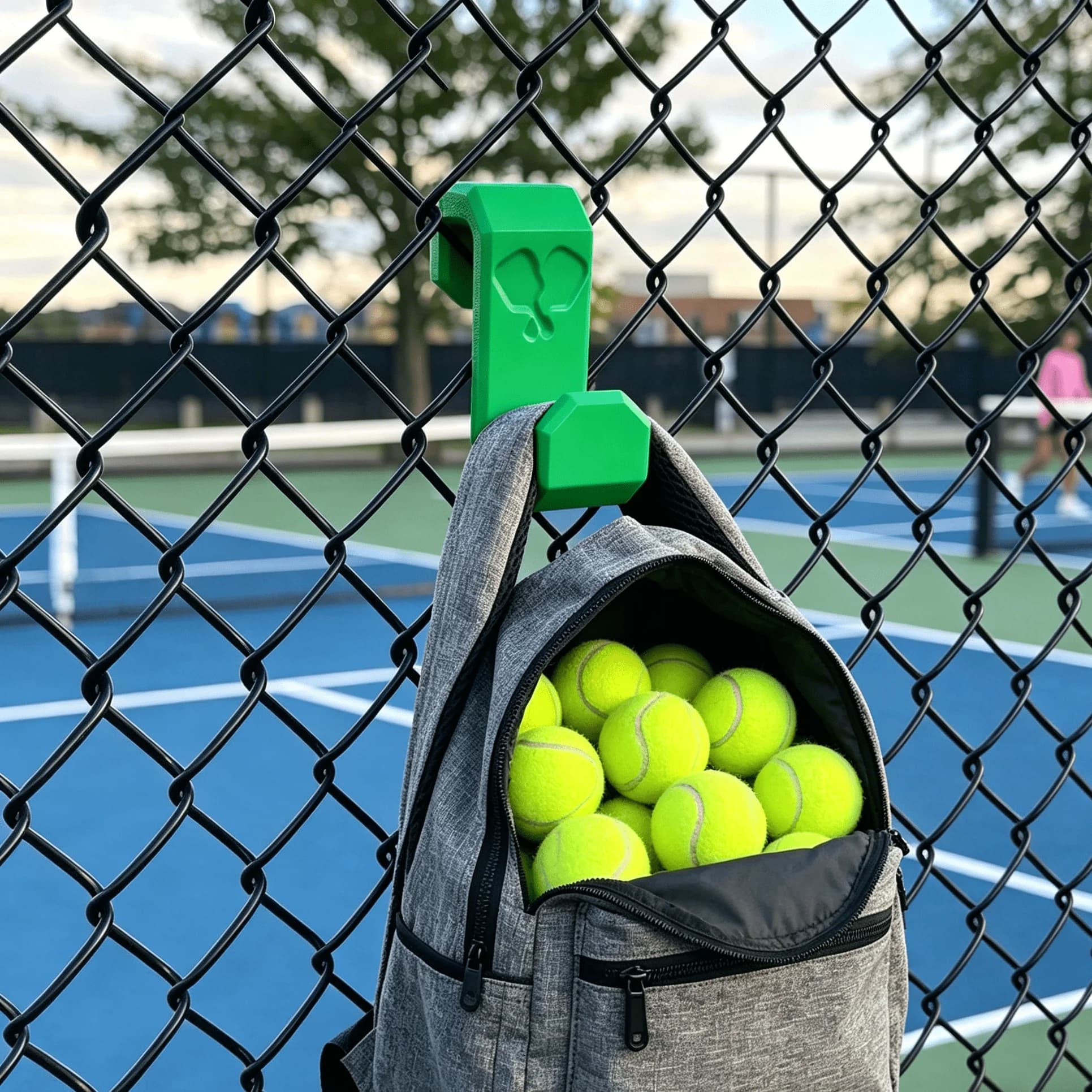 Multi-Functional No-Drill Backpack Hook, Green Tennis Court Fence Hook, Net Hook, Outdoor Court Training Equipment Hanger, Tennis Racket / Sports Backpack / Water Bottle / Towel Storage Hook, Durable Plastic Hook, Tool-Free Installation Chain Net Fence Hook, Tennis Sports Accessory Organizer, Suitable for Tennis Courts, Badminton Courts, Sports Fields, Outdoor Training Anti-Loss Equipment Hanger, Outdoor Portable Multifunctional