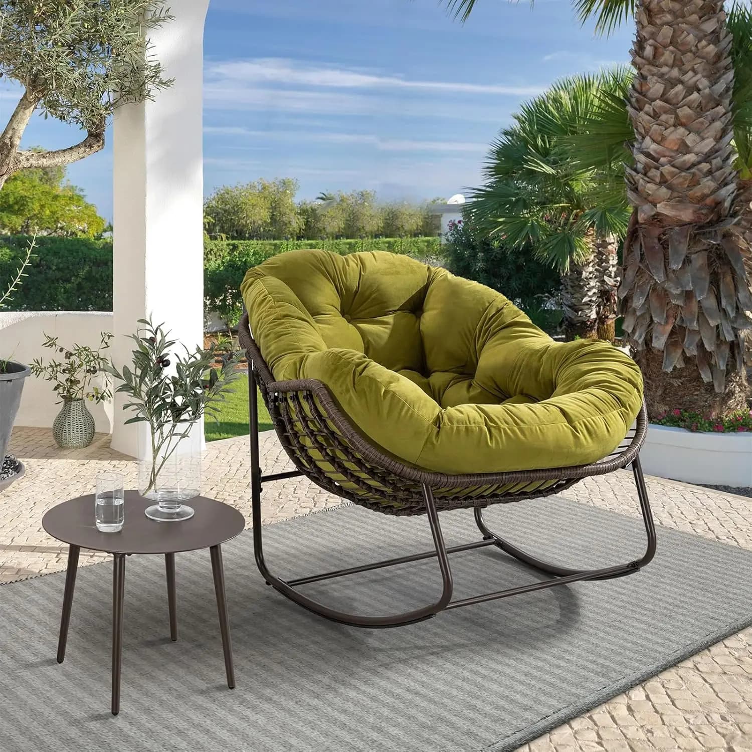Sedia a Dondolo Oversize in Rattan con Cuscino Imbottito per Interni ed Esterni, Veranda, Giardino, Balcone, Terrazza, Verde Oliva, Set da 1, Personalizzabile