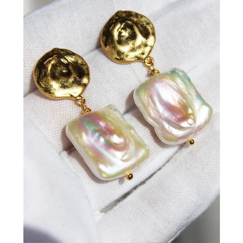 Eleganti orecchini vintage in ottone placcato oro con pendente in perla barocca quadrata iridescente dal design irregolare in argento 925