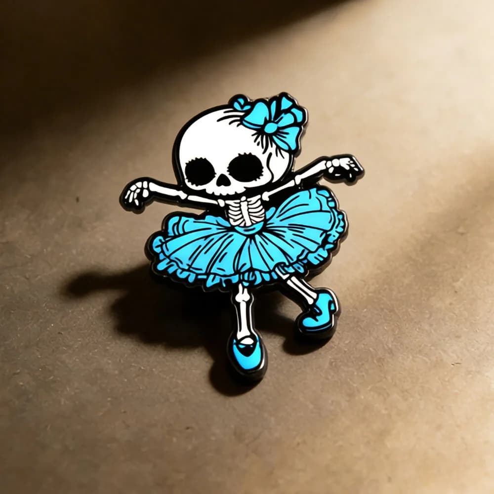 Spilla in smalto con simpatico scheletro ballerina gotico blu, a tema Halloween, accessorio per zaino e cappello, regalo artistico per amici